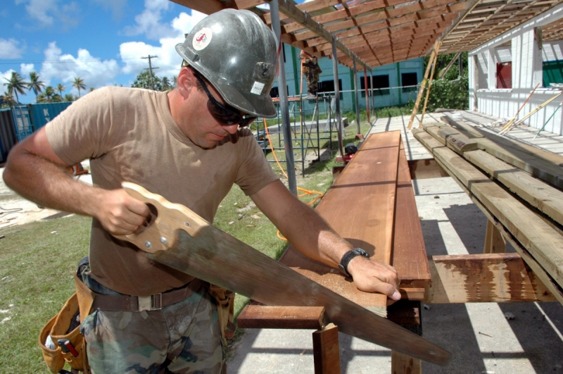 ebeniste-BENDEJUN-min_worker_construction_building_carpenter_male_job_build_helmet-893290